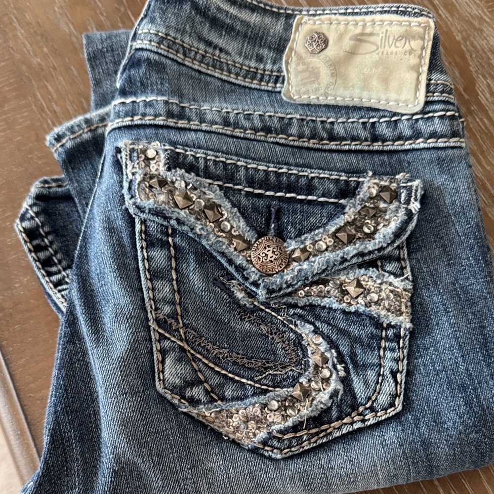 Silver Jeans Women's Denim with Embellished Pockets W25/L33